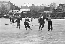 Hammarby idrottsplats. Bandymatch Hammarby-Västerås. Hammarbyförsvaret med fr.v. Gunnar Landelius, Åke Andersson, Herbert Östlund i strid med Västerås spelare Serrander med höjd klubba