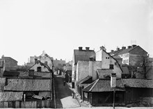 Nybergs Gränd söderut från Kommendörsgatan. Nuvarande Nybergsgatan. T.v. kv. Grannarne, t.h. kv. Kronkvarnen