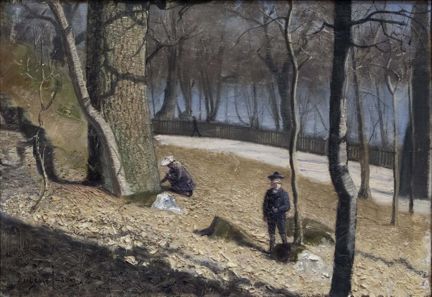 Två personer står i en backe i naturen, solen skapar skuggor på marken och en grusväg med staket längst vägen syns i bakgrunden