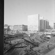 Sergels Torg under anläggning och de fem höghusen sedda från sydost