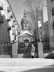 Katarina kyrka och kvarteret Sturen Mindre sett från Östgötagatan. Borgarrådet Harry Sandberg vid grind till gård i kvarteret Sturen Mindre
