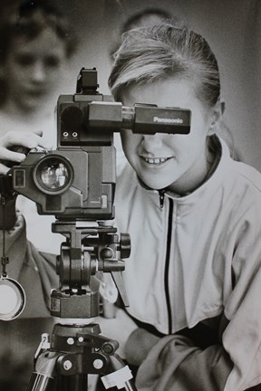 Flicka bakom filmkamera.