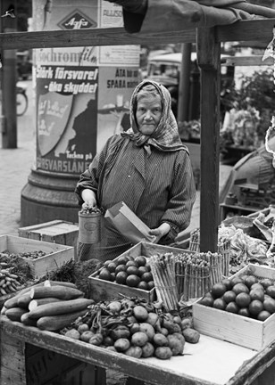 "Hötorgsmadam" Ida Johansson i schalett säljer grönsaker på Hötorget.
