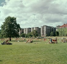 Solbadare i Rålambshovsparken. Vy åt norr mot kv. Systern