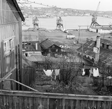 Parti av hus vid Kvastmakarbacken. Utsikt över gården mot Masthamnen, Beckholmen och Djurgården