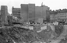 Rivningsområde i kvarteren vid blivande Sergels Torg. Vy mot del av kvarteret Sporren. Till höger Mäster Samuelsgatan och kvarteret Adam och Eva