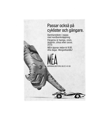Svart text och bild med en hand i handske och en bil. 