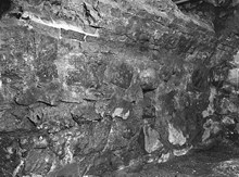 Murad vägg av natursten i Storkyrkobrinken. Fotograferad vid en arkeologisk undersökning.