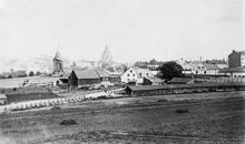 Utsikt från Rosenlunds ålderdomshem mot NO med Katarina kyrka i fonden. Kvarnen Fatburen och gården vid Åsögatan 1,nuv. Åsögatan 85. Trähuslängan utgör en repslagarbana, urspr. från 1430-talet