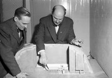 Kungsholmsgatan 30, Civilförsvarsbyrån. Ingenjörerna Edmén och Hollander studerar en modell av ett nytt skyddsrum