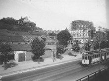 Vy mot Observatoriekullen t.v. och t.h. Stockholms stadsbibliotek, under byggnad. Nedanför Stadsbiblioteket husen Lilla Badstugatan 15 - 19. I förgrunden Sveavägen