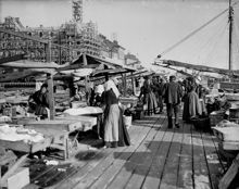 Torghandel vid Fiskarehamnen vid Slussen. I bakgrunden Skeppsbron norrut