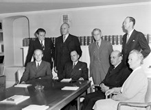 Kejnekommissionen startar med sammanträde. Sittande fr.v. Torsten Bengtsson, Maths Heuman, Natanael Gärde, Helga Sjöstrand. Stående: Ivar Harrie, August Lindberg, Nils Herlitz, Bengt Lännergren