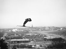 Backhoppning i Hammarbybacken. Utsikt mot Södra Hammarbyhamnen och östra Södermalm. Norrmannen Odd Westby hoppar
