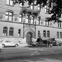 Strandvägen 31, portal och del av fasad till "Bünsowska huset". En man med två hästar och vagn passerar