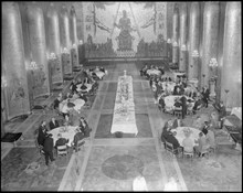 Fest i Gyllene salen, Stadshuset, Hantverkargatan 1. Middag för Englands premiärminister Macmillan; sittandes vid honnörsbordet bredvid stadsfullmäktiges ordf. Carl Albert Anderson