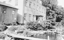 Årstadal. Stenhuset och gamla materialboden vid hamnen, Sjövik