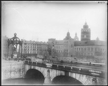 Norrbro och Gustav Adolfs Torg under Gustav II Adolfs jubileum, från Helgeandsholmen. T.h. kulissarkitektur av Gamla slottet Tre kronor på gamla operans plats