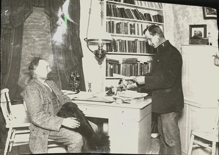 Svartvitt fotografi på chef och assistent på alkoholistanstalten Kuröns expedition