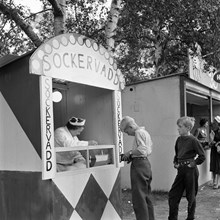 Barnens Dag i Vasaparken. Två pojkar köper sockervadd