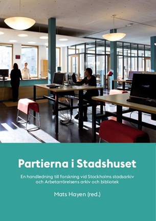 Framsida till boken med foto från Stadsarkivets läsesal och titel mot grönblå bakgrund
