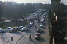 Rålambshovsleden sedd mot Lindhagensplan från Västerbrons viadukt. Bilköer på Drottningholmsvägen och Rålambshovsleden