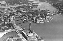 Flygbild österut över Stadshuset och i bakgrunden Riddarholmen, Gamla Stan och Helgeandsholmen