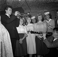 Nyårsfirande ungdomar på Sofia ungdomsgård. Två musiker spelar klarinett och trumpet