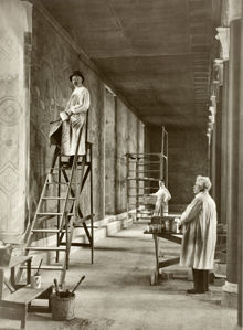 Prins Eugen arbetar med fresken Staden vid vattnet i Stockholms stadshus