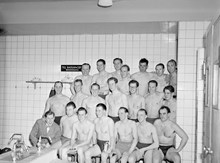 Medborgarhuset. Grupporträtt på 20-manna simmare på Forsgrénska badet