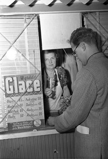 En glassförsäljerska i en glasskiosk