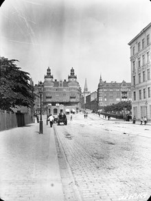 Vasagatan norrut mot Norra Bantorget. I fonden LO-borgen, tidigare kallat Carlbergska huset efter trävaruhandlaren Gustaf Carlborg, som lät uppföra det