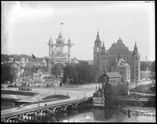 Den tillfälliga bron till 1897 års utställningsområde på Djurgården och till höger Nordiska museet