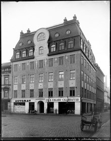 Norrmalmstorg 3 i hörnet av Smålandsgatan med bl.a. Edla Edgard cigarraffär