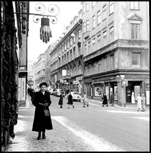 Malmskillnadsgatan norrut från 3 B, vid korsningen av Hamngatan, med den hängande skylten för handskaffären J. Lagerholms Efterträdare.