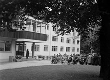 Sabbatsbergs vård- och ålderdomshem. Sabbatsbergs nya vårdhem invigs, med en ceremoni på planen framför byggnaden