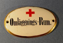 Dörrskylt med text; "Omläggningsrum"