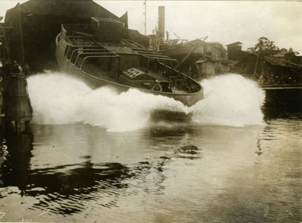 Sjösättning av bogserfartyget THOR II vid Bergsunds Mekaniska Verkstad år 1918.