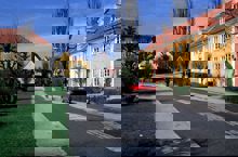 Äppelviken, Äppelvikstorget/Asplundsvägen, i bakgrunden skymtar Västerledskyrkan. Foto taget från Alviksvägen