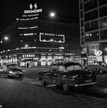 Korsningen Sveavägen - Kungsgatan sedd mot Centrumhuset. Kvällstid