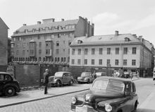 Rivna Mäster Samuelsgatan 43-45 västerut mot Lantbruksakademiens hus. Bakom planket i kv. Stigbygeln ska schaktning för tunnelbanan påbörjas. I fonden Beridarbansgatan, kv. Sporren