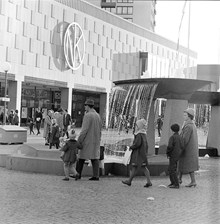 Farsta centrum med NK-varuhuset och fontänskulptur.