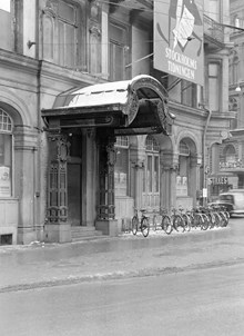 Stureplan 8. Entrén till Hotell Anglais