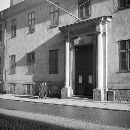Ett äldre par passerar Stadsmuseets port.