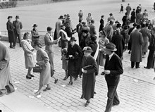 Valdag. Folk på väg att in i vallokal för att rösta. Partifunktionärer från bland andra Folkpartiet står och delar ut valsedlar