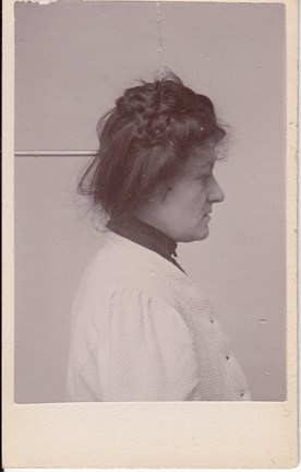 Svartvit profilbild av Elvira Matilda Decker.