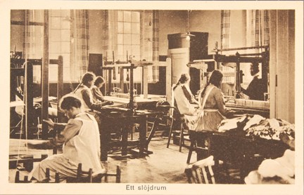 Foto på flickor vid vävstolar på Slagsta skola