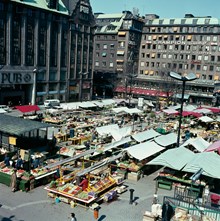 Hötorget. Vy från takterrassen ovanför Hötorgshallen mot Hötorget och PUB. Grönsaksförsäljning på torget