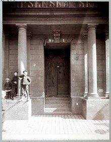 Portal till Adolf Fredriks Torg 1, Philipsenska Skolan
