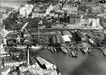 Bergsunds Mekaniska Verkstad. Vy över verkstaden med varvsverksamhet. Nederst till vänster Reimersholmes spritfabrik.